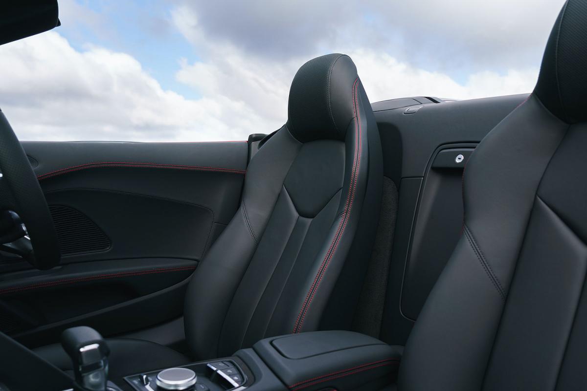 Audi R8 Spyder 2022 interior front seats