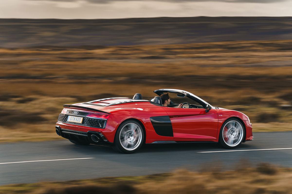 Audi R8 Spyder 2022 right tracking