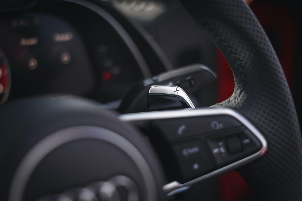 Audi R8 Spyder 2022 interior steering wheel detail