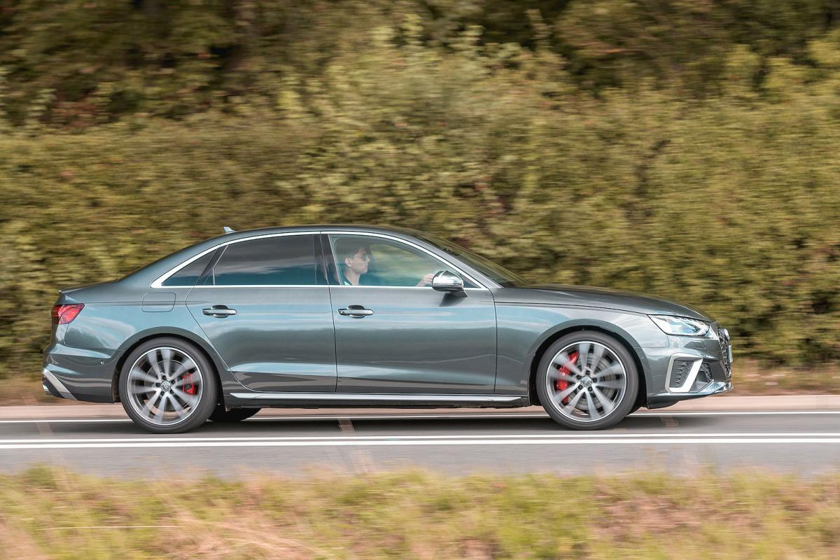 Audi S4 2022 right tracking