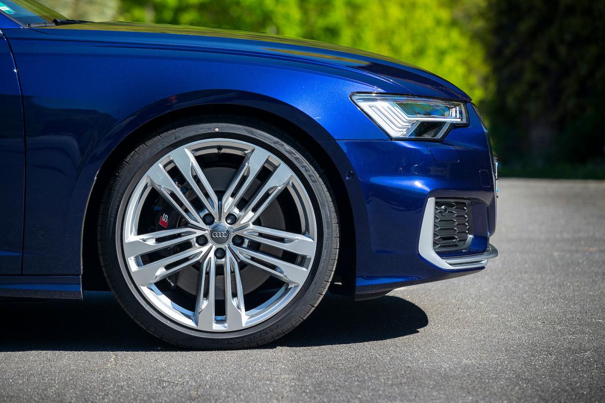 Audi S6 2022 alloy wheel detail