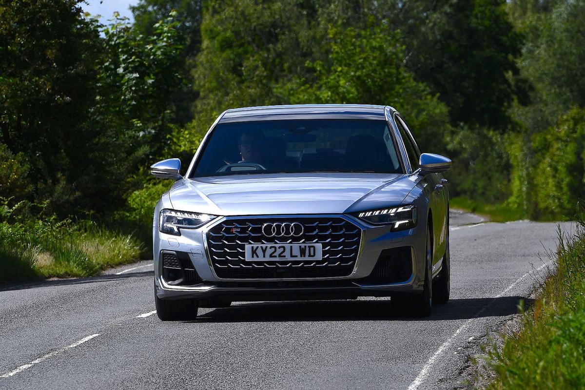 Audi S8 front tracking