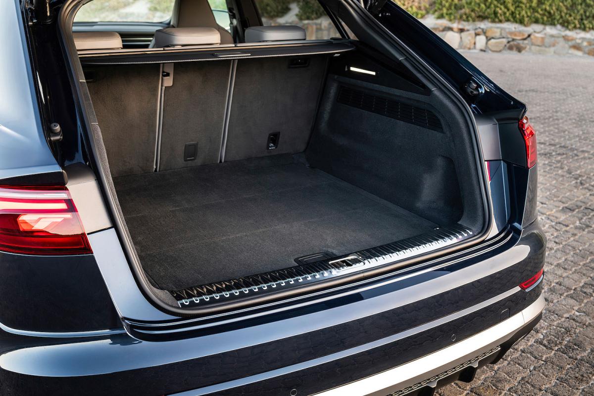 Audi SQ8 boot open