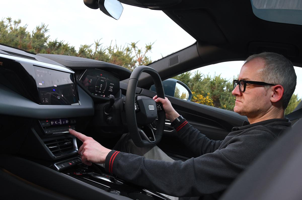 Audi E-tron GT - pressing a button
