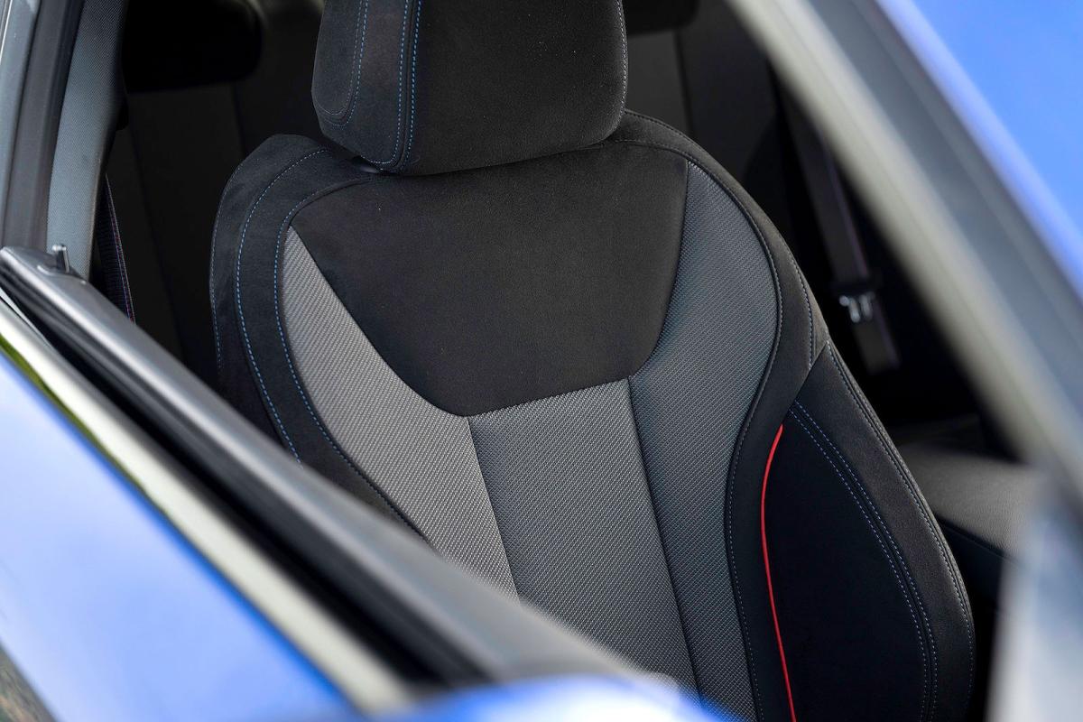 BMW 2 Series Coupé front seat detail