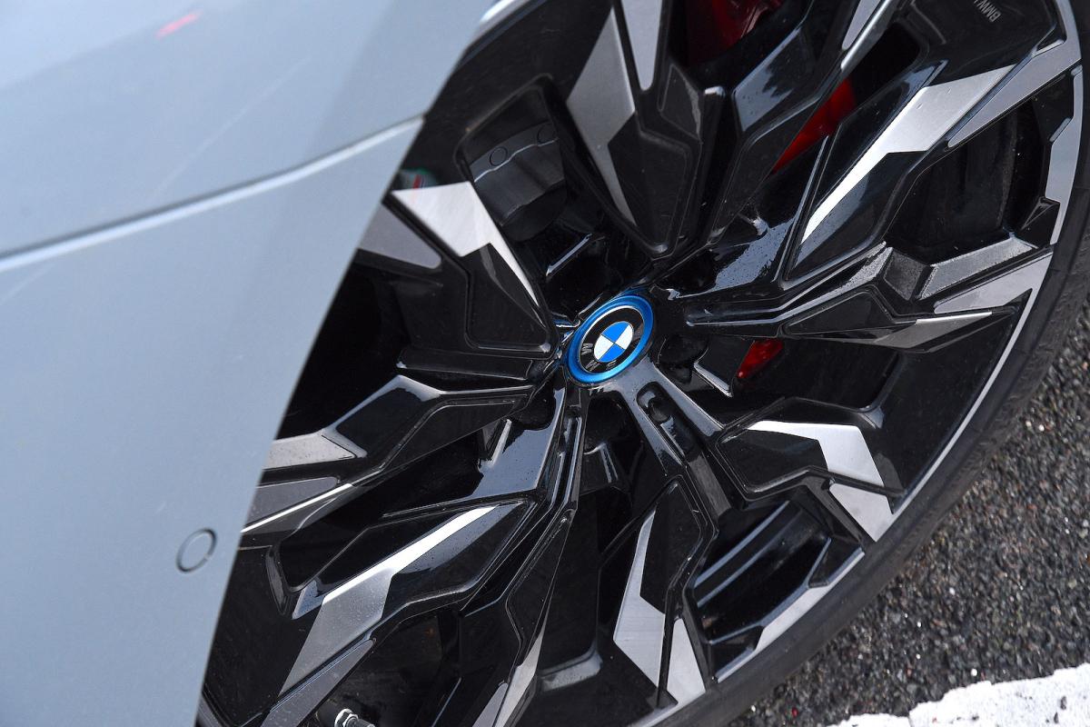 BMW i5 alloy wheel detail