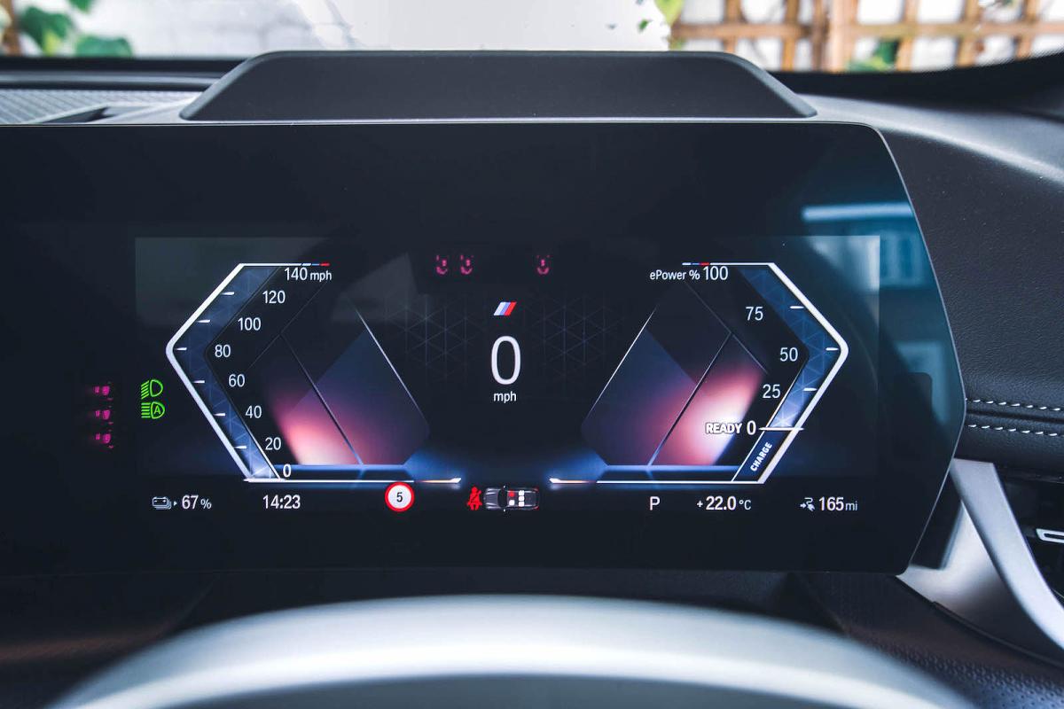 BMW iX1 driver display
