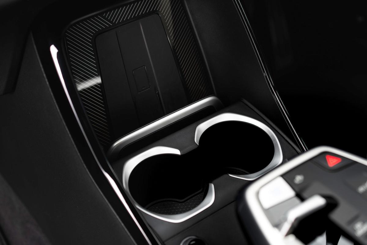 BMW iX2 cupholders