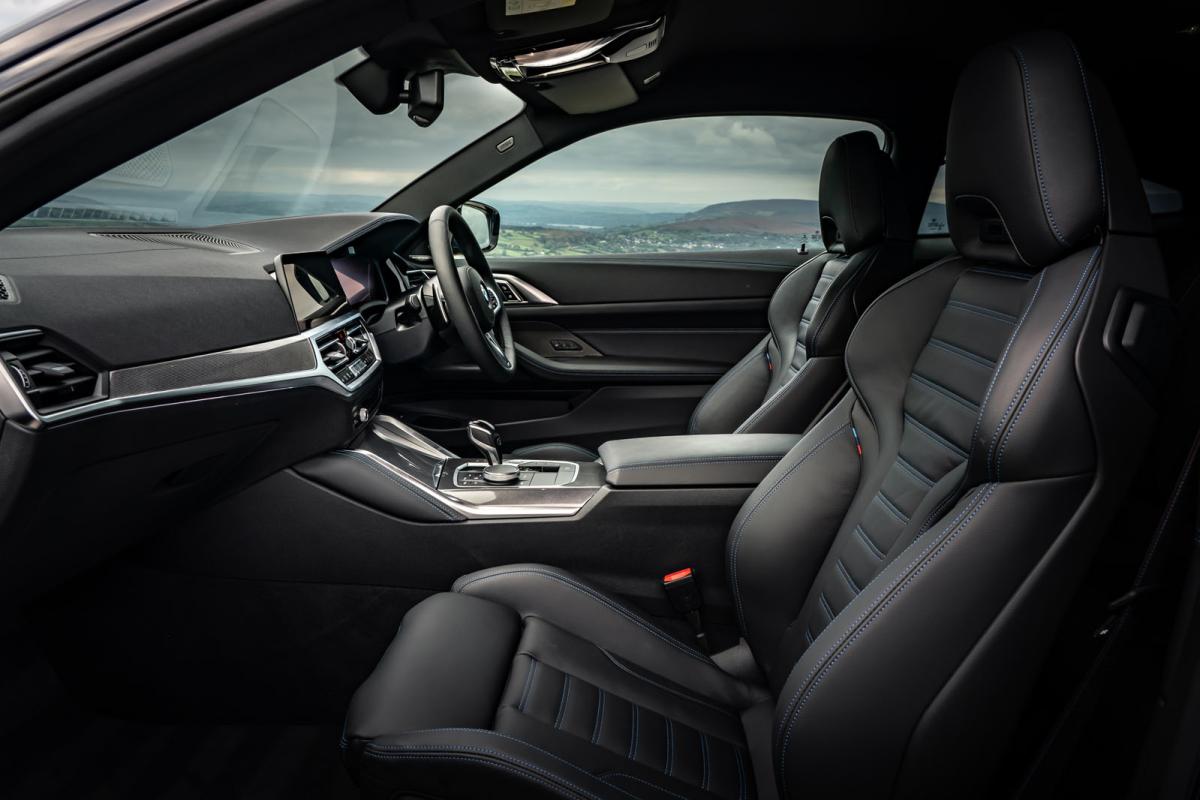 BMW 4 Series Coupé 2022 front seats