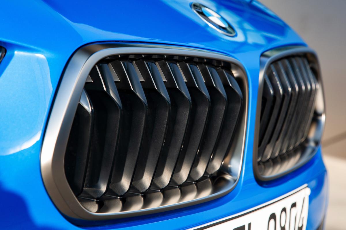 BMW X2 M35i 2022 grille detail