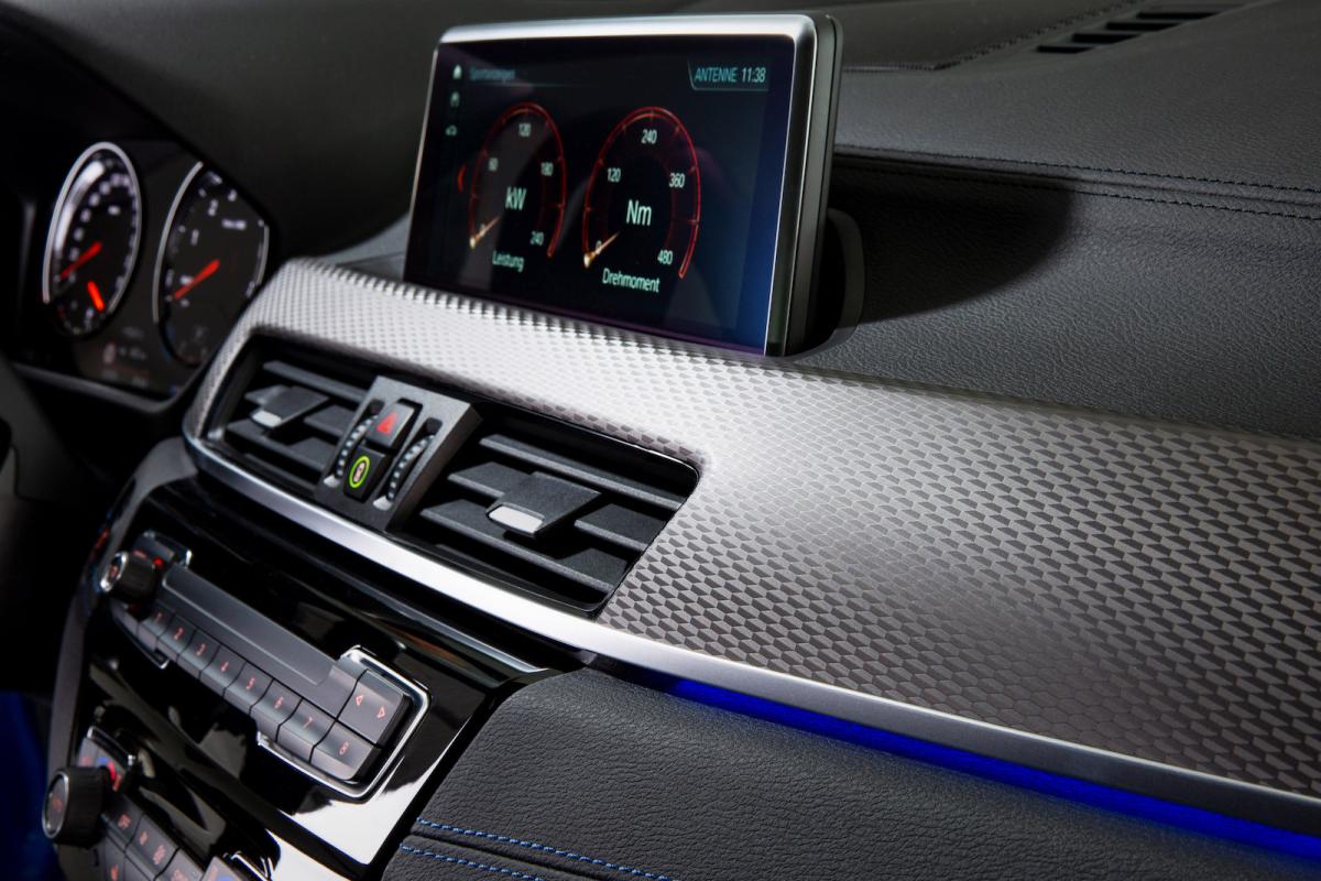 BMW X2 M35i 2022 interior dashboard detail