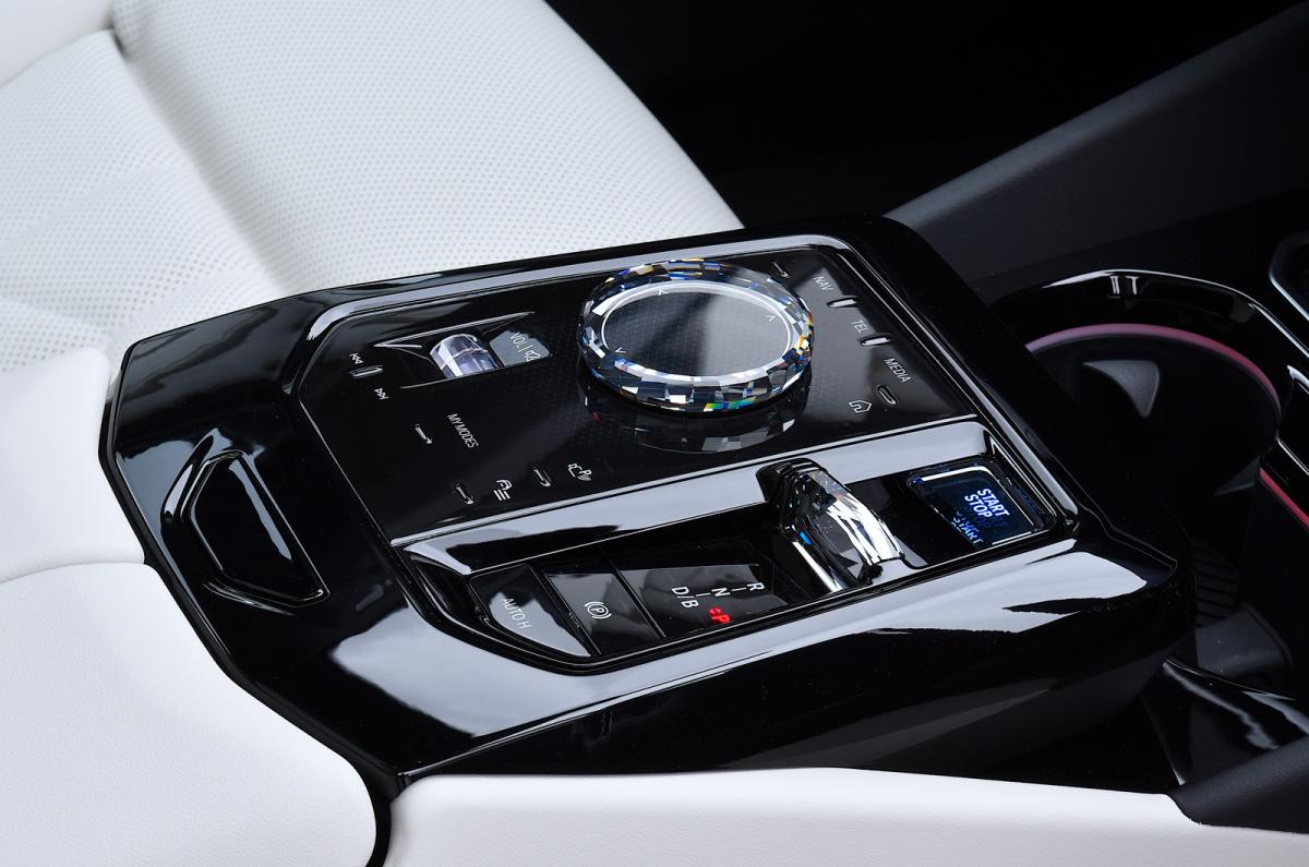 BMW i5 Touring iDrive control dial and gear selector