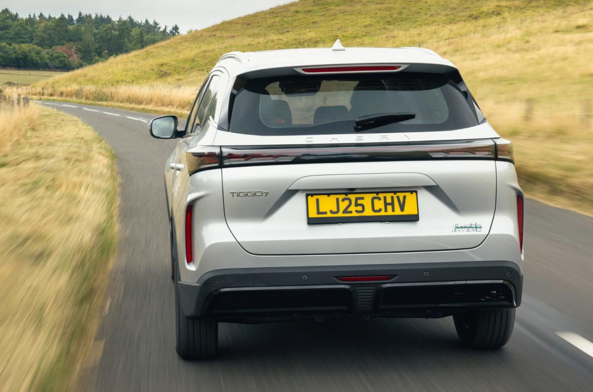 Silver Chery Tiggo 7 tracking rear