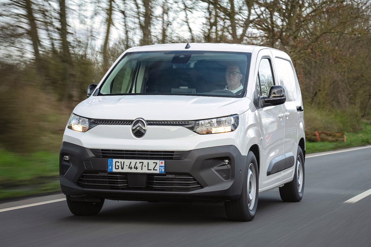 Citroën Berlingo Van front left driving