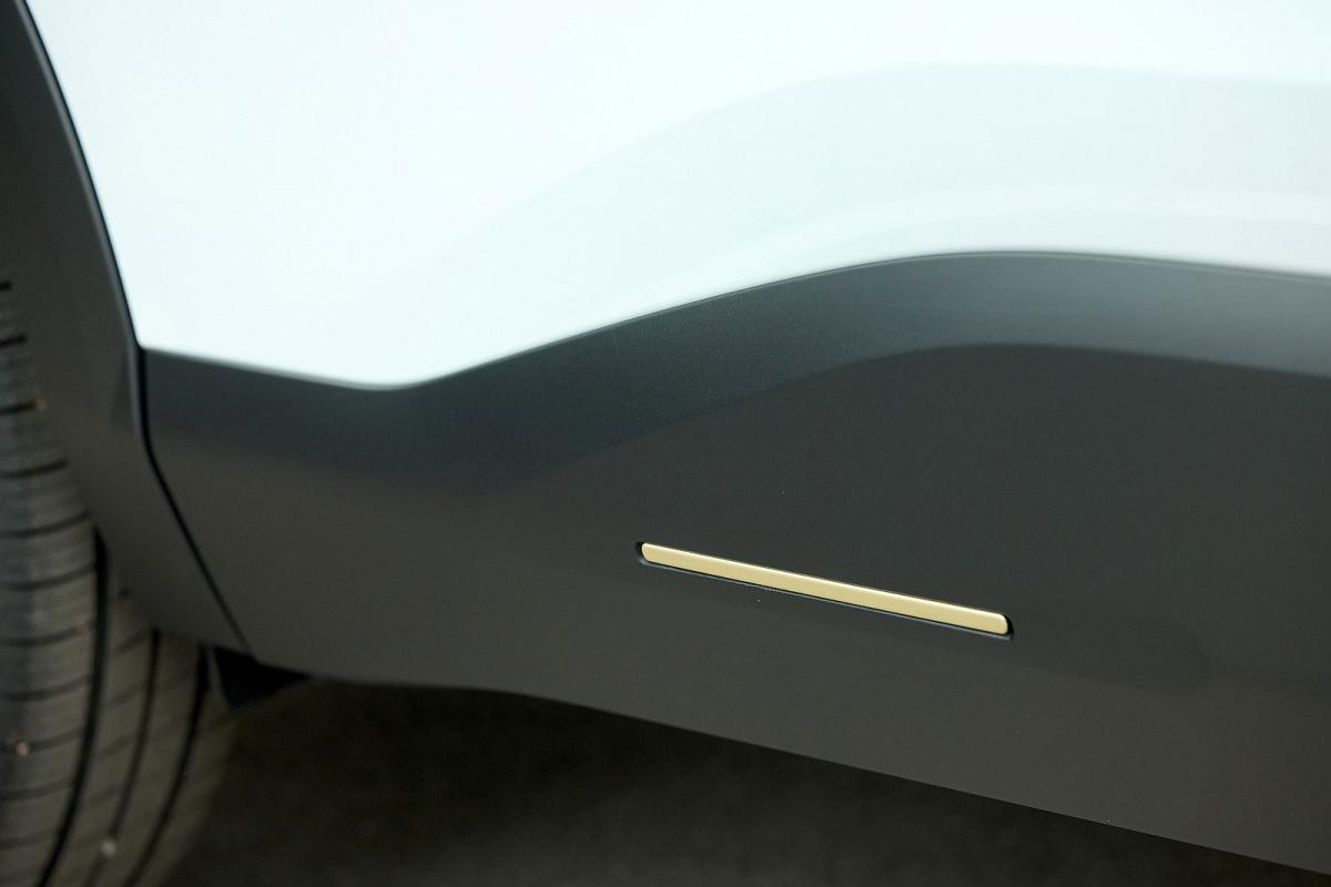 Citroen C4 X colour strip