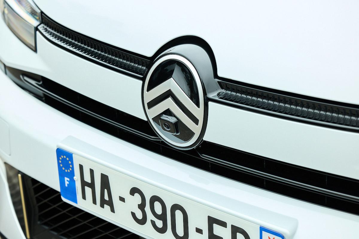 Citroen C4 X front badge
