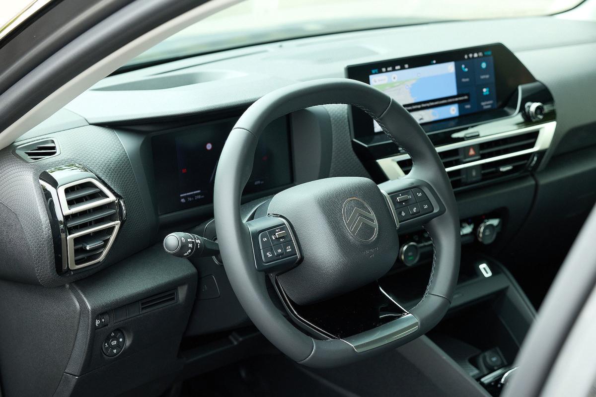 Citroen C4 X steering wheel and screens