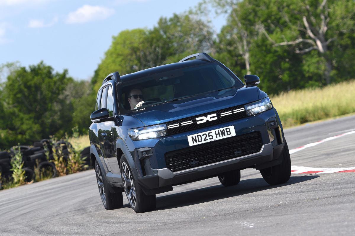 Dacia Bigster front driving
