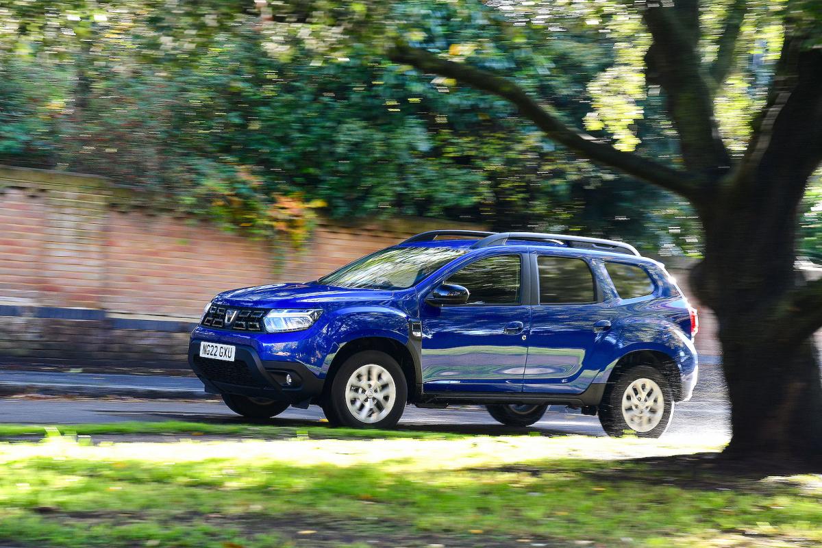 Dacia Duster Commercial 2022 left tracking