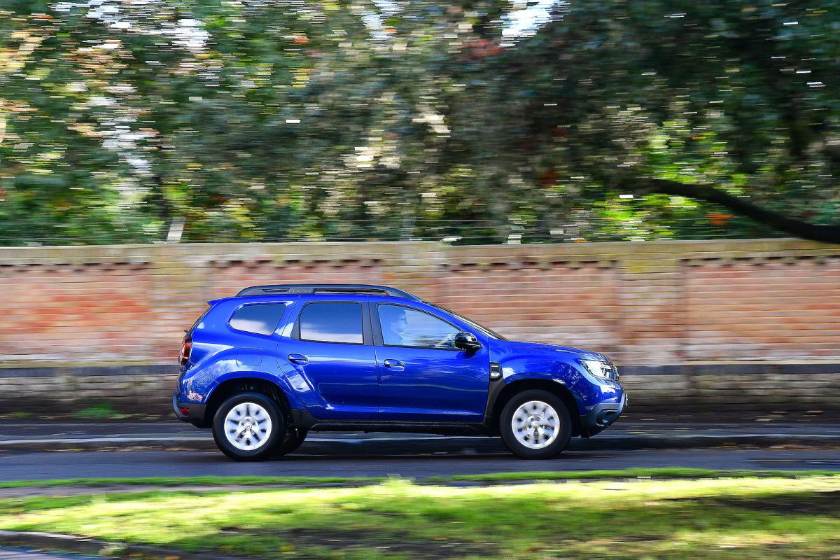 Dacia Duster Commercial 2022 right tracking