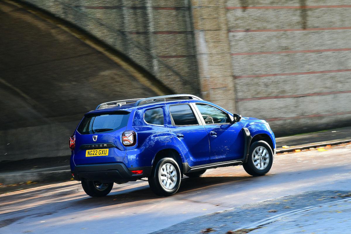 Dacia Duster Commercial 2022 right tracking
