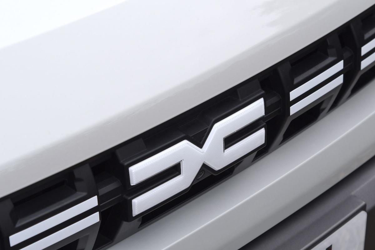 Dacia Duster front badge