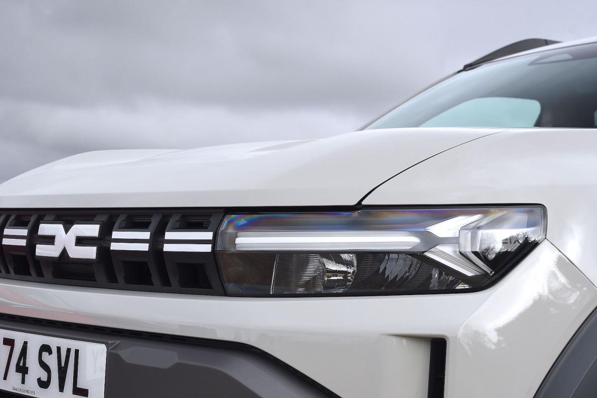 Dacia Duster headlights