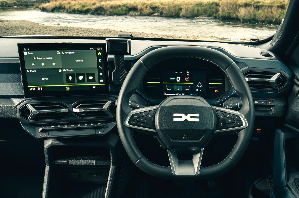 Dacia Duster steering wheel and screens