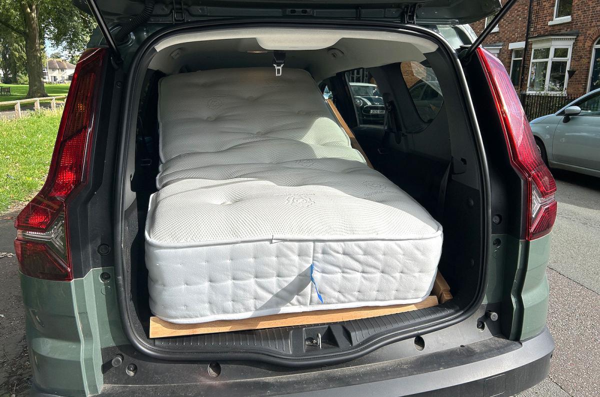 Used Dacia Jogger 2022-present boot open