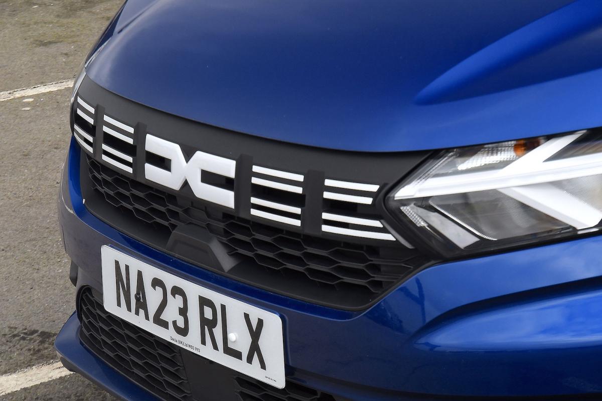 Dacia Sandero grille