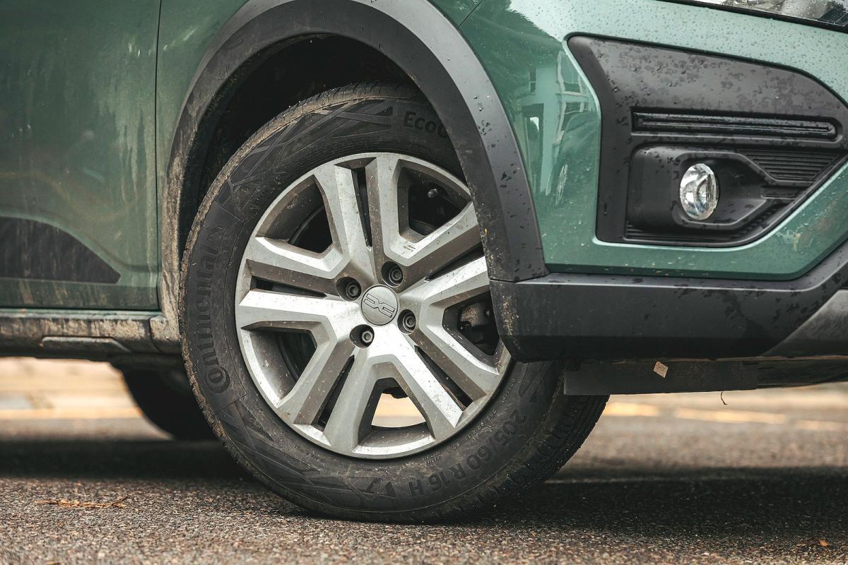 Dacia Sandero Stepway alloy wheel
