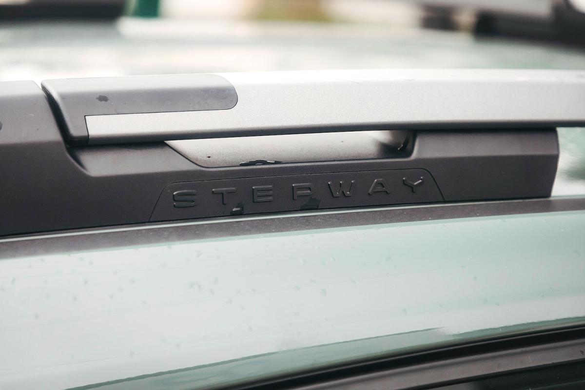 Dacia Sandero Stepway roof bar detail