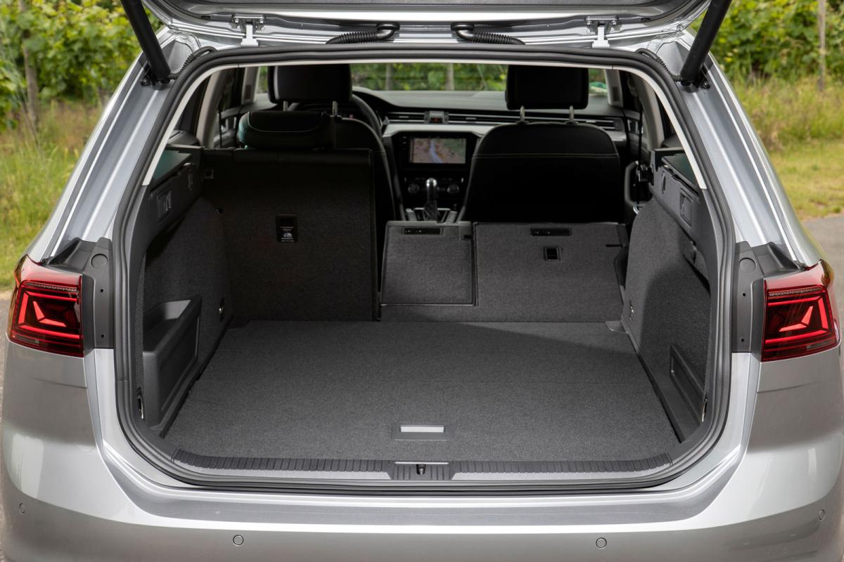 Volkswagen Passat Estate GTE 2019 LHD boot open