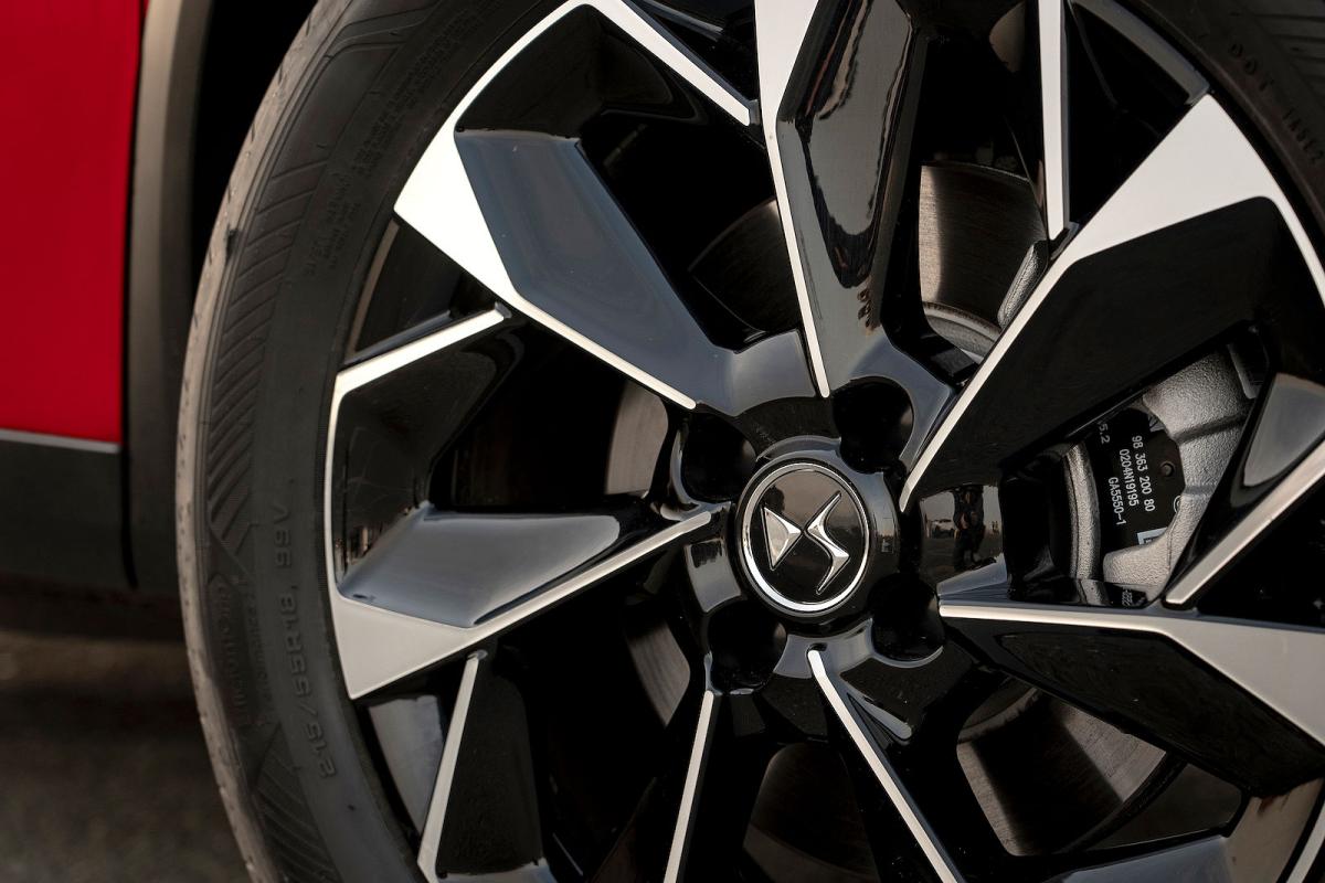 DS 3 E-Tense alloy wheel detail