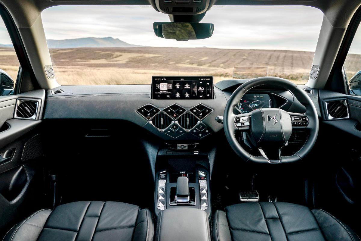 DS 3 E-Tense interior dashboard