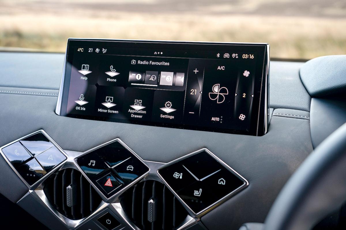 DS 3 E-Tense infotainment touchscreen