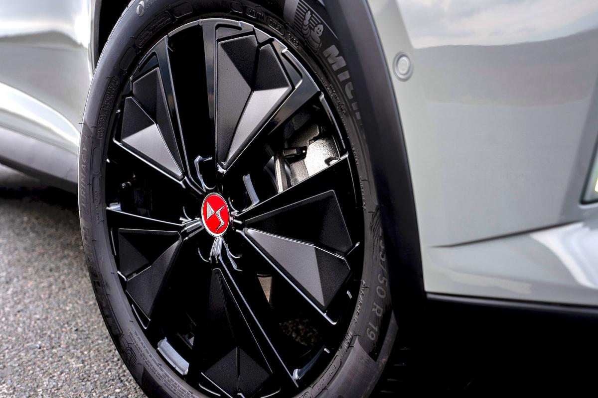 DS 7 alloy wheel detail