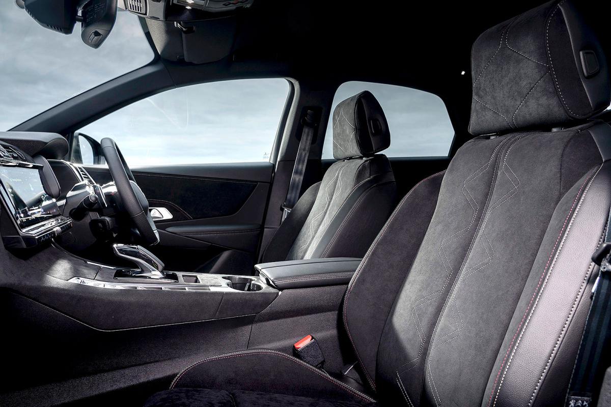 DS 7 interior front seats
