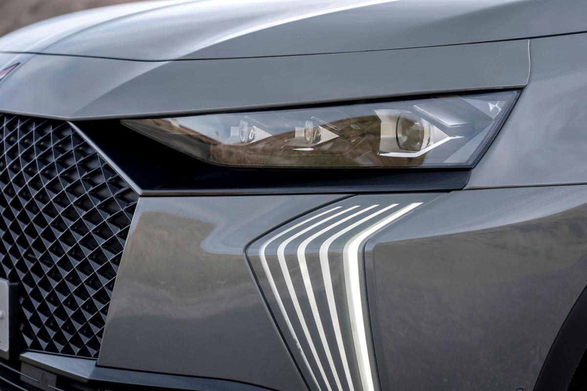 DS 7 headlights detail