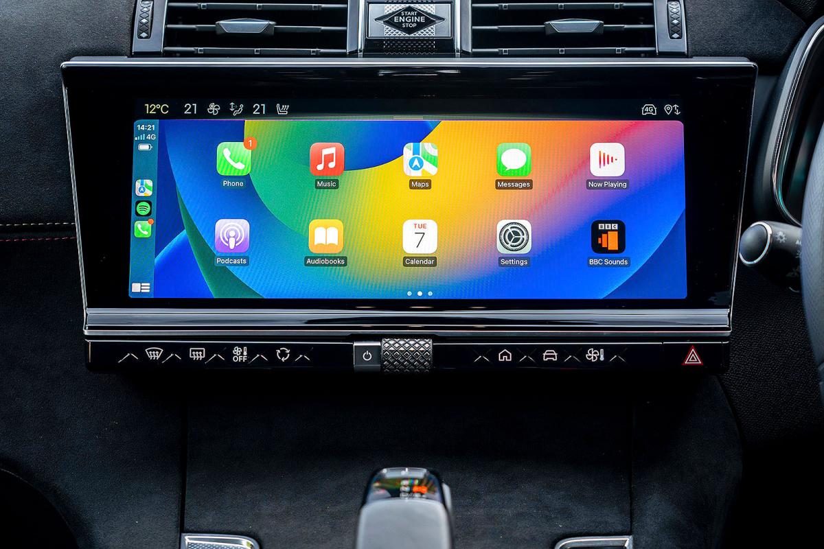 DS 7 interior infotainment