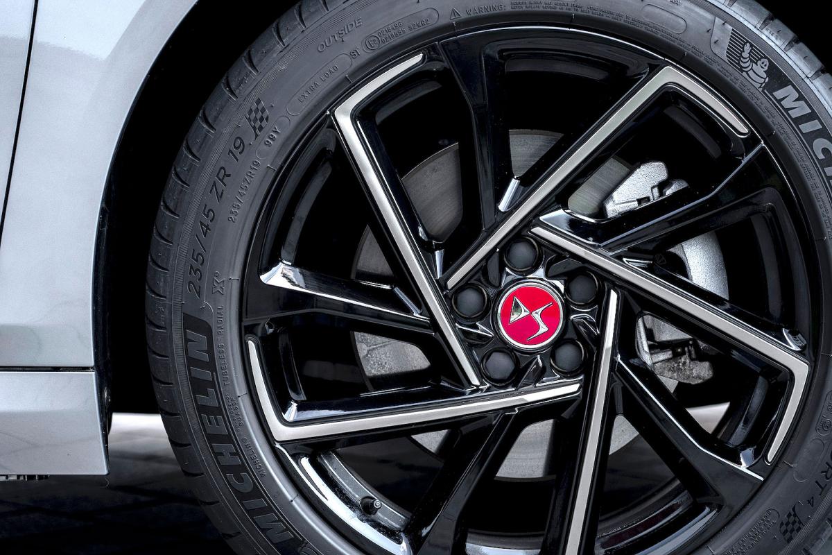 DS 9 alloy wheel detail