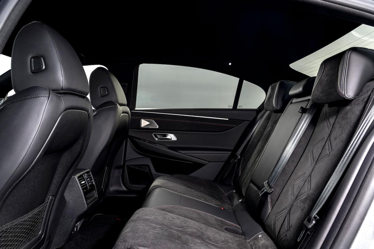 DS 9 interior back seats