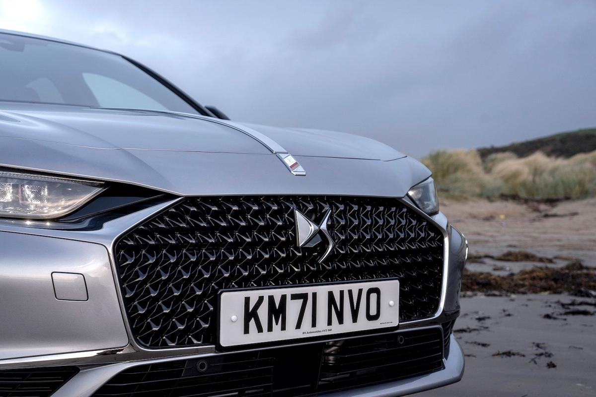 DS 9 grille detail