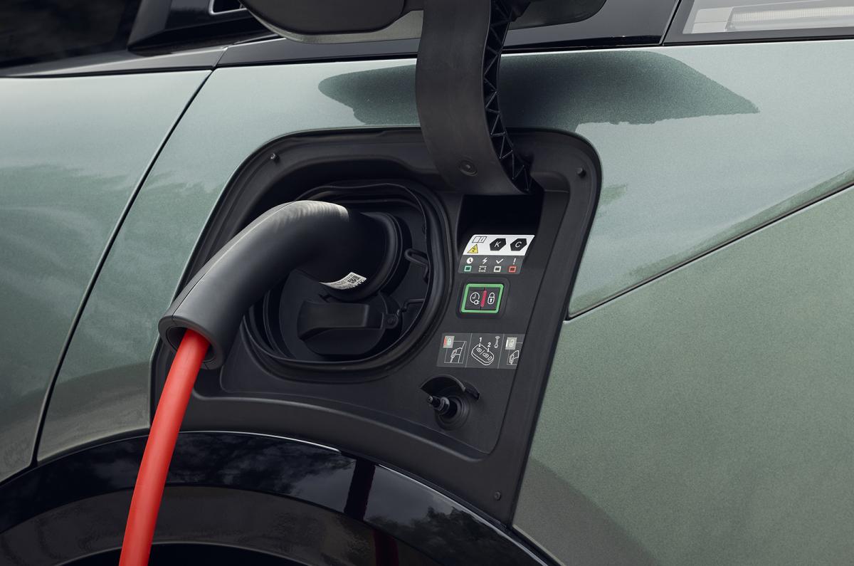 DS No7 charging port detail