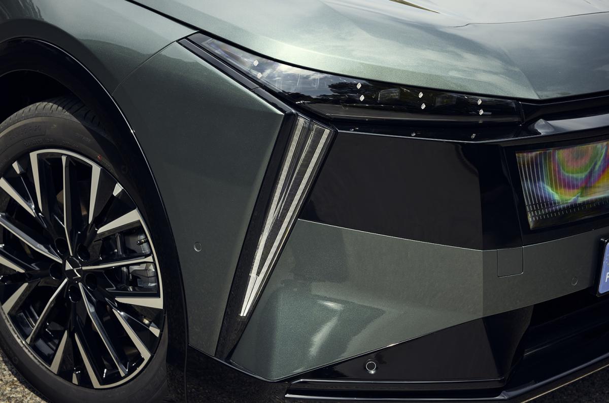 DS No7 static headlight detail