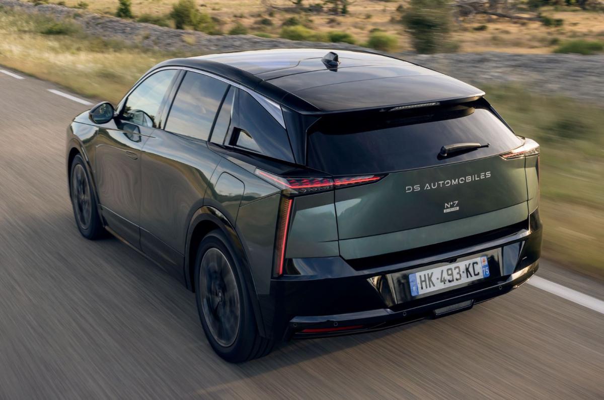 DS No7 driving rear
