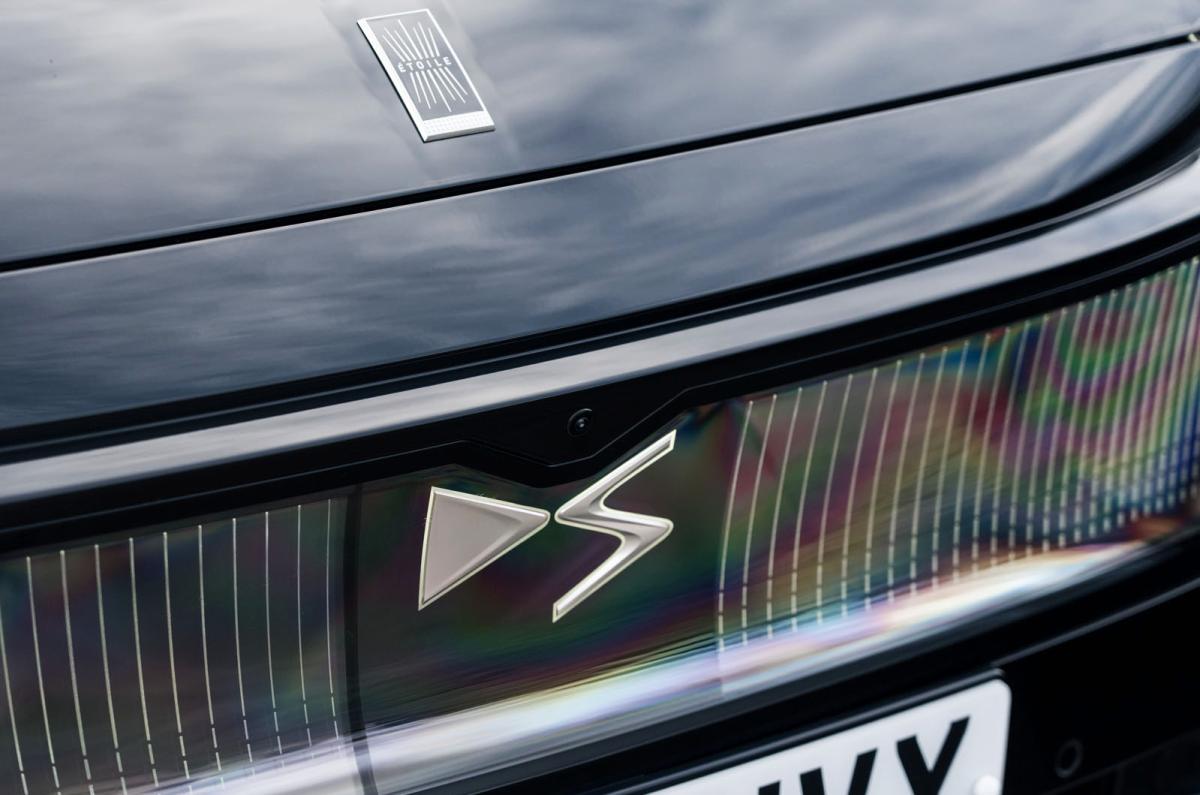DS No 8 front badge