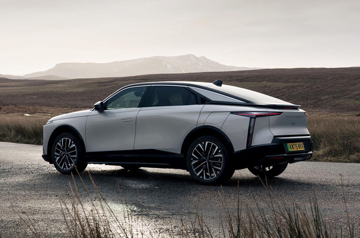 DS No 8 rear static