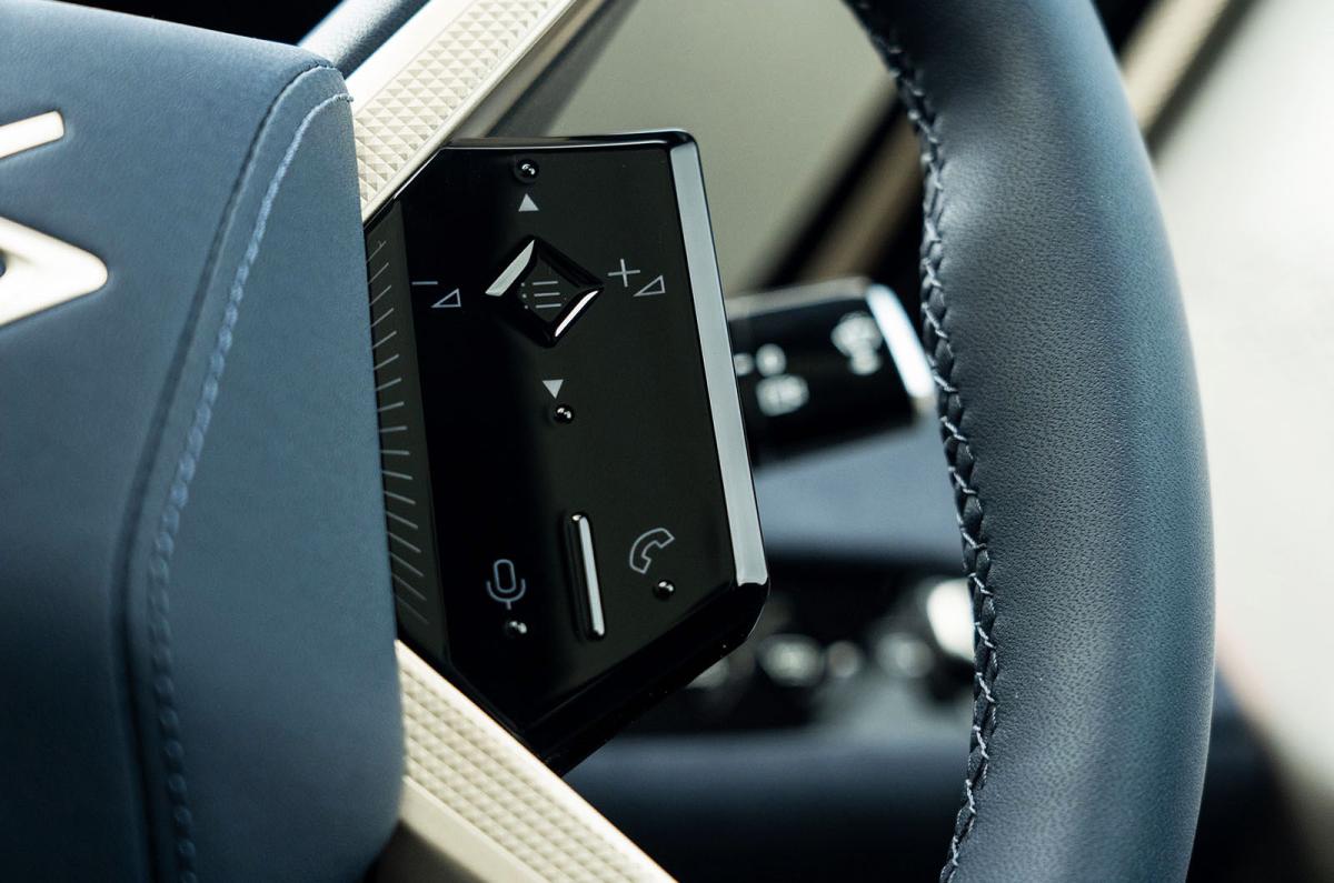 DS No 8 steering wheel controls