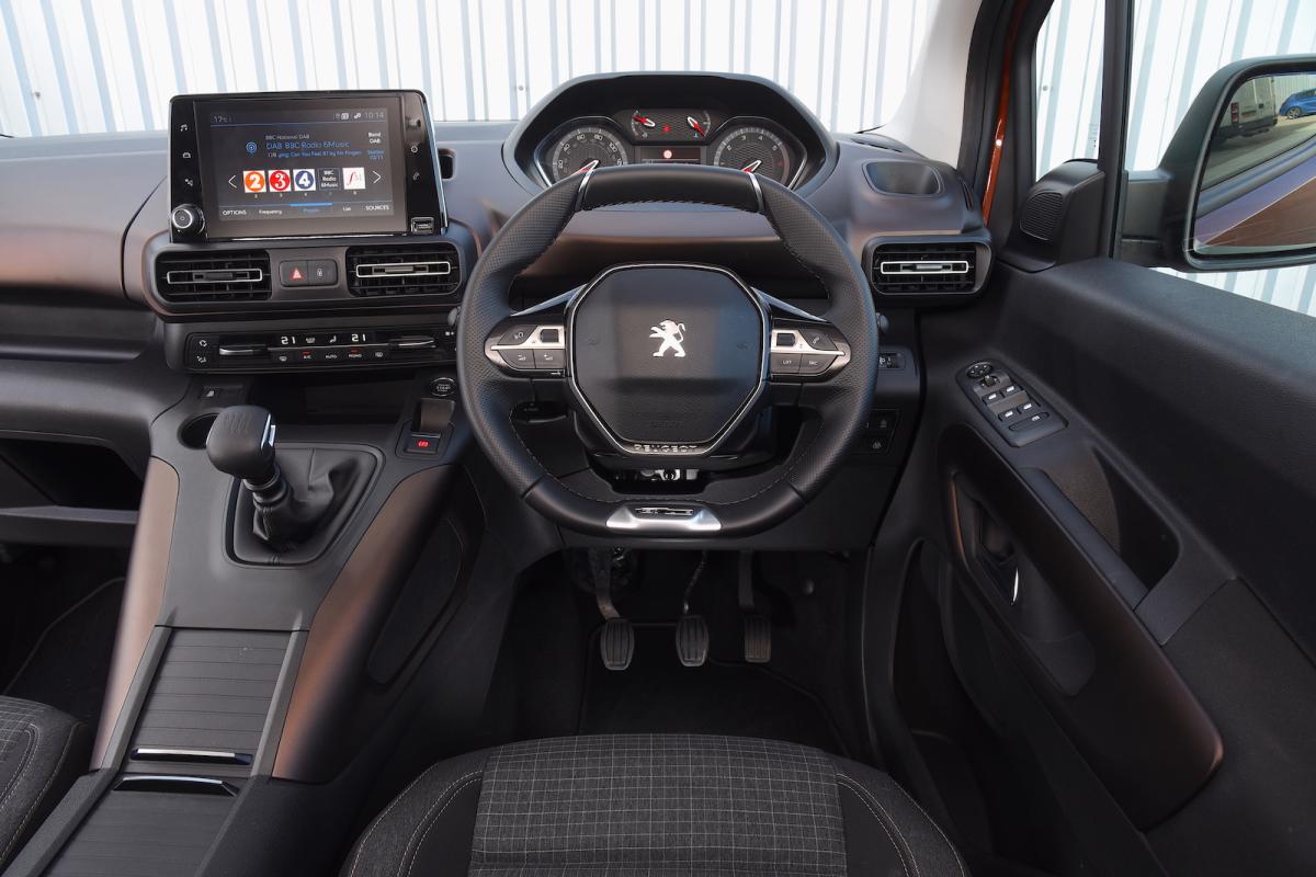 2018 Peugeot Rifter cornering dash